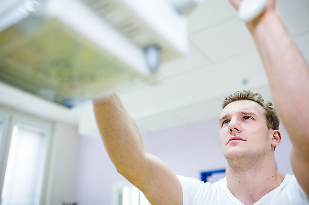 포토 JPG 서양인 외국인 남자 의학 의료기기 엑스레이 실내 병원 한명 상반신 20대 성인 앞모습 아웃포커스 의사 성인남자한명만 국내포토 1 뷰포인트 촬영기법 사람 인종 청년 내부 의료진 남자한명만 성인남자만 파일형식