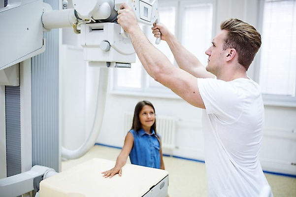 포토 JPG 서양인 외국인 여자 남자 어린이 의학 의료기기 엑스레이 실내 병원 상반신 20대 성인 두명 옆모습 아웃포커스 진료 환자 의사 건강검진 국내포토 뷰포인트 촬영기법 사람 인종 청년 내부 의료진 검사_조사 파일형식