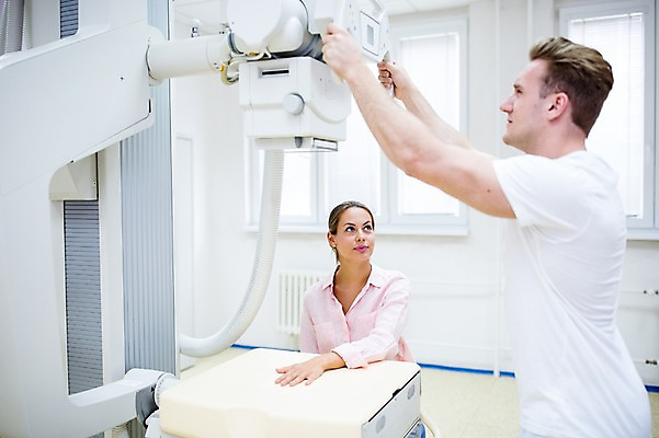 포토 JPG 서양인 외국인 여자 남자 의학 의료기기 엑스레이 실내 병원 상반신 20대 성인 두명 옆모습 진료 환자 의사 건강검진 국내포토 뷰포인트 사람 인종 청년 내부 의료진 검사_조사 파일형식