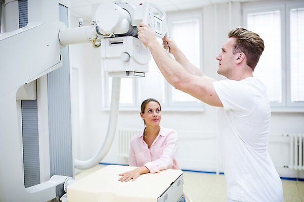 포토 JPG 서양인 외국인 여자 남자 의학 의료기기 엑스레이 실내 병원 상반신 20대 성인 두명 옆모습 진료 환자 의사 건강검진 국내포토 뷰포인트 사람 인종 청년 내부 의료진 검사_조사 파일형식