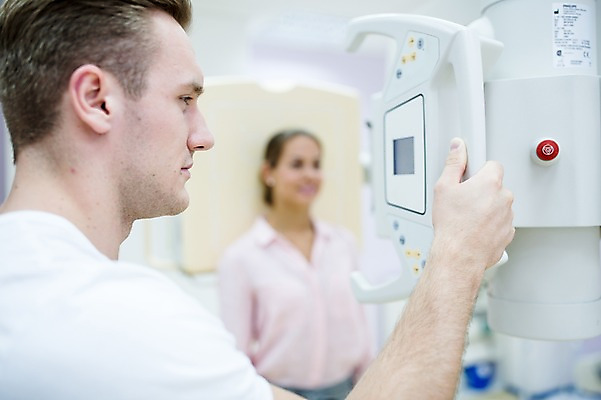 포토 JPG 서양인 외국인 여자 남자 의학 의료기기 엑스레이 실내 병원 상반신 20대 성인 두명 옆모습 아웃포커스 진료 환자 의사 건강검진 국내포토 뷰포인트 촬영기법 사람 인종 청년 내부 의료진 검사_조사 파일형식