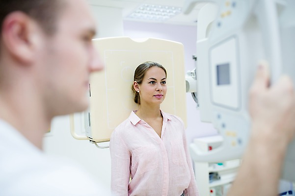 포토 JPG 서양인 외국인 여자 남자 의학 의료기기 엑스레이 실내 병원 상반신 20대 성인 두명 옆모습 아웃포커스 진료 환자 의사 건강검진 국내포토 뷰포인트 촬영기법 사람 인종 청년 내부 의료진 검사_조사 파일형식