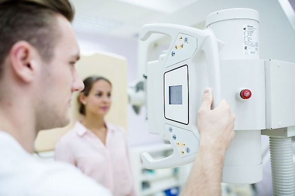 포토 JPG 서양인 외국인 여자 남자 의학 의료기기 엑스레이 실내 병원 상반신 20대 성인 두명 옆모습 아웃포커스 진료 환자 의사 건강검진 국내포토 뷰포인트 촬영기법 사람 인종 청년 내부 의료진 검사_조사 파일형식