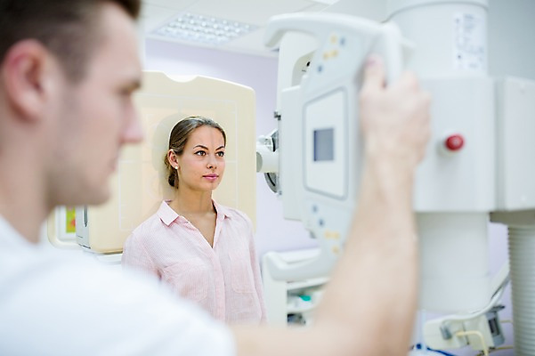 포토 JPG 서양인 외국인 여자 남자 의학 의료기기 엑스레이 실내 병원 상반신 20대 성인 두명 옆모습 아웃포커스 진료 환자 의사 건강검진 국내포토 뷰포인트 촬영기법 사람 인종 청년 내부 의료진 검사_조사 파일형식