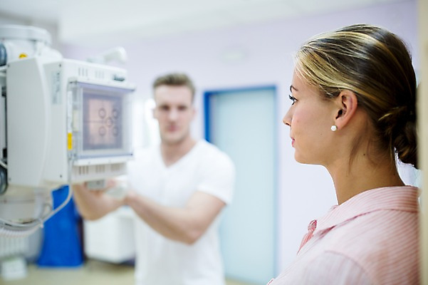 포토 JPG 서양인 외국인 여자 남자 의학 의료기기 엑스레이 실내 병원 상반신 20대 성인 두명 옆모습 아웃포커스 진료 환자 의사 건강검진 국내포토 뷰포인트 촬영기법 사람 인종 청년 내부 의료진 검사_조사 파일형식