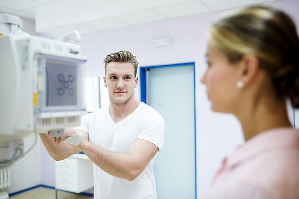 포토 JPG 서양인 외국인 여자 남자 의학 의료기기 엑스레이 실내 병원 상반신 20대 성인 두명 옆모습 아웃포커스 진료 환자 의사 건강검진 국내포토 뷰포인트 촬영기법 사람 인종 청년 내부 의료진 검사_조사 파일형식