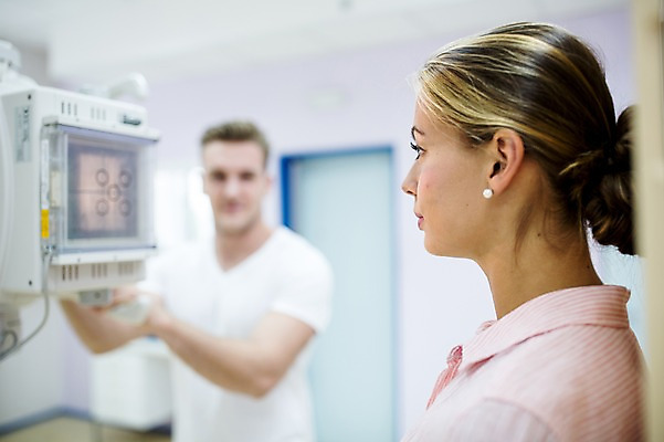 포토 JPG 서양인 외국인 여자 남자 의학 의료기기 엑스레이 실내 병원 상반신 20대 성인 두명 옆모습 아웃포커스 진료 환자 의사 건강검진 국내포토 뷰포인트 촬영기법 사람 인종 청년 내부 의료진 검사_조사 파일형식