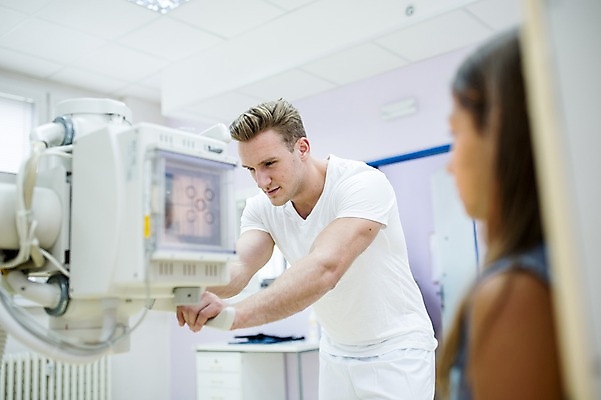 포토 JPG 서양인 외국인 여자 남자 어린이 의학 의료기기 엑스레이 실내 병원 상반신 20대 성인 두명 옆모습 아웃포커스 진료 환자 의사 건강검진 국내포토 뷰포인트 촬영기법 사람 인종 청년 내부 의료진 검사_조사 파일형식