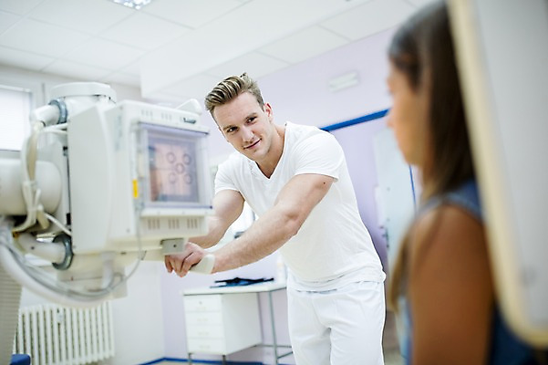 포토 JPG 서양인 외국인 여자 남자 어린이 의학 의료기기 엑스레이 실내 병원 상반신 20대 성인 두명 옆모습 아웃포커스 진료 환자 의사 건강검진 국내포토 뷰포인트 촬영기법 사람 인종 청년 내부 의료진 검사_조사 파일형식