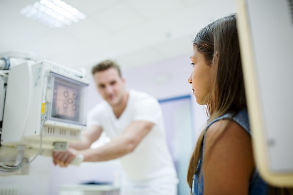 포토 JPG 서양인 외국인 여자 남자 어린이 의학 의료기기 엑스레이 실내 병원 상반신 20대 성인 두명 옆모습 아웃포커스 진료 환자 의사 건강검진 국내포토 뷰포인트 촬영기법 사람 인종 청년 내부 의료진 검사_조사 파일형식