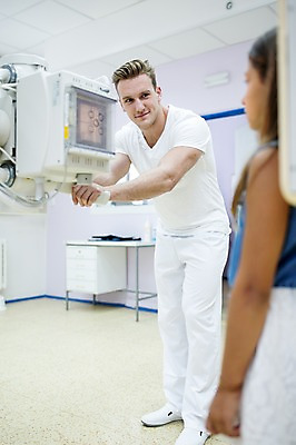 포토 JPG 전신 서양인 외국인 여자 남자 어린이 의학 의료기기 엑스레이 실내 병원 웃음 상반신 20대 성인 두명 옆모습 진료 환자 의사 건강검진 국내포토 뷰포인트 표정 사람 인종 청년 내부 의료진 검사_조사 파일형식