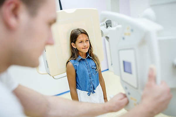 포토 JPG 서양인 외국인 여자 남자 어린이 의학 의료기기 엑스레이 실내 병원 상반신 20대 성인 두명 옆모습 아웃포커스 진료 환자 의사 건강검진 국내포토 뷰포인트 촬영기법 사람 인종 청년 내부 의료진 검사_조사 파일형식