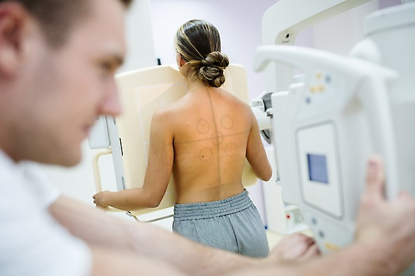 포토 JPG 서양인 외국인 여자 남자 의학 의료기기 상의탈의 엑스레이 실내 병원 상반신 20대 성인 두명 뒷모습 아웃포커스 진료 환자 의사 건강검진 국내포토 뷰포인트 탈의 촬영기법 사람 인종 청년 내부 의료진 검사_조사 파일형식