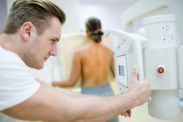 포토 JPG 서양인 외국인 여자 남자 의학 의료기기 상의탈의 엑스레이 실내 병원 상반신 20대 성인 두명 뒷모습 아웃포커스 진료 환자 의사 건강검진 국내포토 뷰포인트 탈의 촬영기법 사람 인종 청년 내부 의료진 검사_조사 파일형식