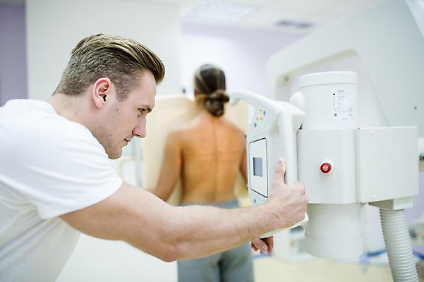 포토 외국인 뷰포인트 의학 탈의 촬영기법 사람 인종 청년 내부 의료진 검사_조사 파일형식 JPG 서양인 여자 남자 의료기기 상의탈의 엑스레이 실내 병원 상반신 성인 두명 뒷모습 아웃포커스 진료 환자 의사 건강검진 20대 국내포토 검사