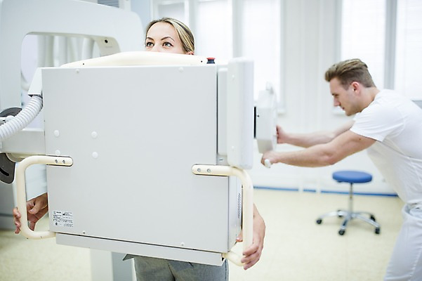 포토 JPG 서양인 외국인 여자 남자 의학 의료기기 엑스레이 실내 병원 서기 상반신 20대 성인 두명 앞모습 옆모습 아웃포커스 진료 환자 의사 건강검진 국내포토 뷰포인트 모션 촬영기법 사람 인종 청년 내부 의료진 검사_조사 파일형식