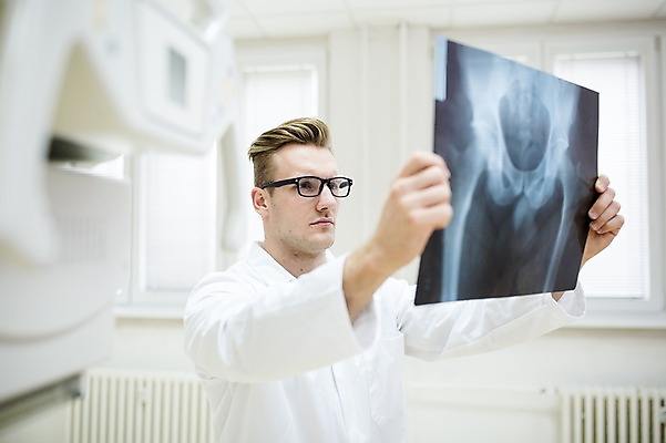 포토 JPG 서양인 외국인 남자 안경 의학 엑스레이 실내 병원 한명 들기 상반신 20대 성인 옆모습 아웃포커스 의사 국내포토 1 잡화 뷰포인트 모션 촬영기법 사람 인종 청년 내부 의료진 파일형식