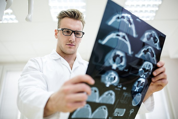 포토 JPG 서양인 외국인 남자 안경 의학 엑스레이 실내 병원 한명 들기 상반신 20대 성인 앞모습 아웃포커스 의사 국내포토 1 잡화 뷰포인트 모션 촬영기법 사람 인종 청년 내부 의료진 파일형식