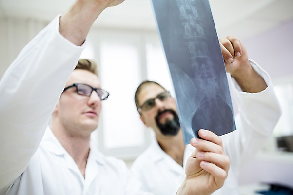 포토 JPG 서양인 외국인 남자 안경 의학 엑스레이 실내 병원 서기 들기 상반신 20대 성인 두명 앞모습 아웃포커스 30대 의사 가리킴 척추 국내포토 잡화 뷰포인트 모션 뼈 촬영기법 사람 인종 손짓 청년 내부 장년 의료진 파일형식