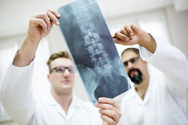 포토 JPG 서양인 외국인 남자 의학 엑스레이 실내 병원 서기 들기 상반신 20대 성인 두명 앞모습 아웃포커스 30대 의사 가리킴 척추 국내포토 뷰포인트 모션 뼈 촬영기법 사람 인종 손짓 청년 내부 장년 의료진 파일형식