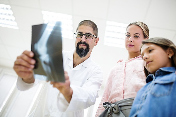 포토 JPG 서양인 외국인 여자 남자 어린이 로우앵글 의학 엑스레이 실내 병원 서기 들기 상반신 20대 성인 앞모습 아웃포커스 세명 30대 진료 환자 의사 건강검진 국내포토 뷰포인트 모션 촬영기법 사람 인종 청년 내부 장년 의료진 검사_조사 파일형식