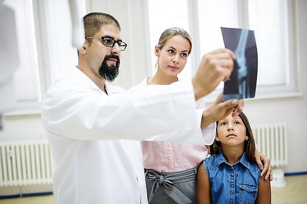 포토 JPG 서양인 외국인 여자 남자 어린이 의학 엑스레이 실내 병원 들기 상반신 20대 성인 앞모습 옆모습 아웃포커스 세명 30대 진료 환자 의사 정형외과 국내포토 뷰포인트 모션 촬영기법 사람 인종 청년 내부 장년 의료진 파일형식
