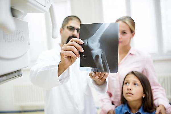 포토 JPG 서양인 외국인 여자 남자 어린이 의학 엑스레이 실내 병원 서기 상반신 20대 성인 앞모습 아웃포커스 세명 30대 진료 환자 의사 정형외과 국내포토 뷰포인트 모션 촬영기법 사람 인종 청년 내부 장년 의료진 파일형식