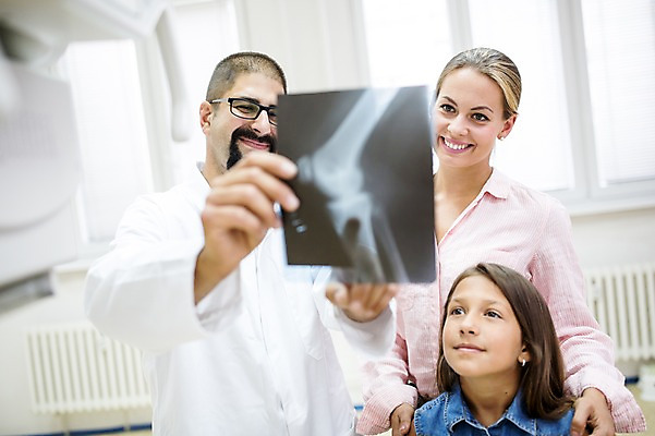 포토 JPG 서양인 외국인 여자 남자 어린이 의학 엑스레이 실내 병원 웃음 상반신 20대 성인 앞모습 아웃포커스 세명 30대 진료 환자 의사 정형외과 국내포토 뷰포인트 촬영기법 표정 사람 인종 청년 내부 장년 의료진 파일형식