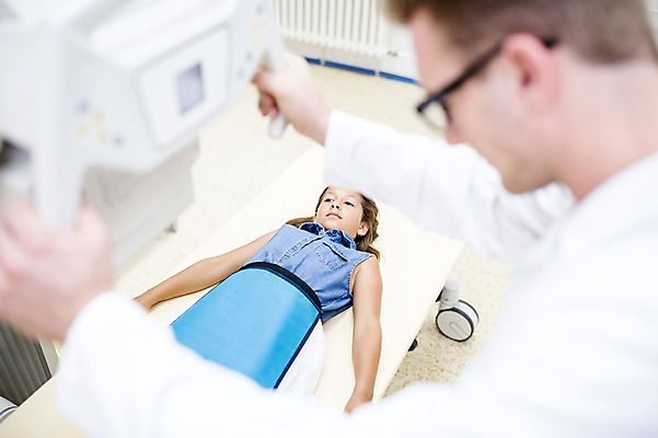 포토 JPG 서양인 외국인 여자 남자 어린이 의학 엑스레이 실내 병원 상반신 20대 성인 두명 옆모습 아웃포커스 눕기 진료 환자 의사 국내포토 뷰포인트 모션 촬영기법 사람 인종 청년 내부 의료진 파일형식