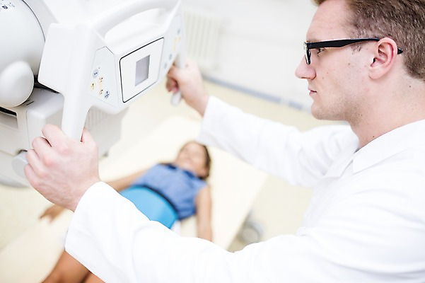 포토 JPG 서양인 외국인 여자 남자 어린이 의학 엑스레이 실내 병원 상반신 20대 성인 두명 옆모습 아웃포커스 눕기 진료 환자 의사 국내포토 뷰포인트 모션 촬영기법 사람 인종 청년 내부 의료진 파일형식