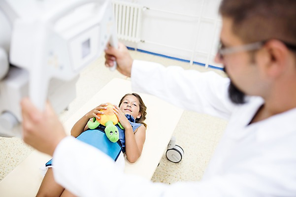 포토 JPG 서양인 외국인 여자 남자 어린이 인형 의학 엑스레이 실내 병원 상반신 성인 두명 옆모습 아웃포커스 30대 눕기 진료 환자 의사 국내포토 뷰포인트 모션 촬영기법 사람 인종 내부 장년 의료진 파일형식