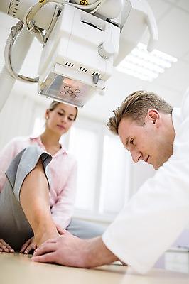 포토 JPG 전신 서양인 외국인 여자 남자 의학 엑스레이 실내 병원 앉기 상반신 20대 성인 두명 앞모습 옆모습 아웃포커스 진료 환자 의사 건강검진 국내포토 뷰포인트 모션 촬영기법 사람 인종 청년 내부 의료진 검사_조사 파일형식