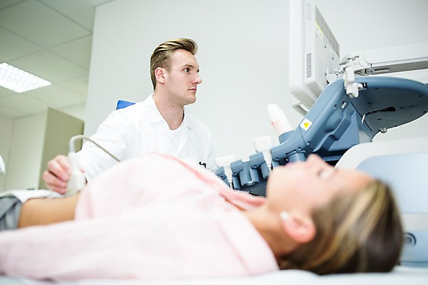 포토 JPG 서양인 외국인 여자 남자 의학 실내 병원 상반신 20대 성인 두명 옆모습 아웃포커스 눕기 진료 환자 의사 초음파 초음파검사 복부 국내포토 뷰포인트 모션 촬영기법 사람 인종 청년 내부 신체부위 의료진 검사_조사 파일형식