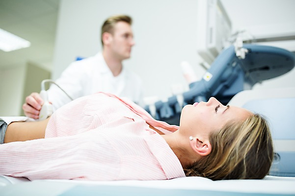 포토 JPG 서양인 외국인 여자 남자 의학 실내 병원 상반신 20대 성인 두명 옆모습 아웃포커스 눕기 진료 환자 의사 초음파 초음파검사 복부 국내포토 뷰포인트 모션 촬영기법 사람 인종 청년 내부 신체부위 의료진 검사_조사 파일형식