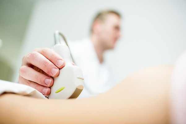 포토 JPG 서양인 외국인 여자 남자 의학 실내 병원 상반신 20대 성인 두명 옆모습 아웃포커스 눕기 진료 환자 의사 초음파 초음파검사 복부 국내포토 뷰포인트 모션 촬영기법 사람 인종 청년 내부 신체부위 의료진 검사_조사 파일형식