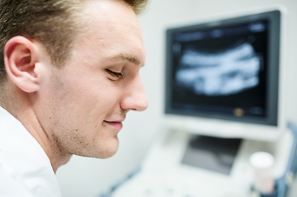 포토 JPG 서양인 외국인 남자 의학 실내 병원 한명 웃음 상반신 20대 성인 옆모습 아웃포커스 의사 초음파 초음파검사 국내포토 1 뷰포인트 촬영기법 표정 사람 인종 청년 내부 의료진 검사_조사 파일형식