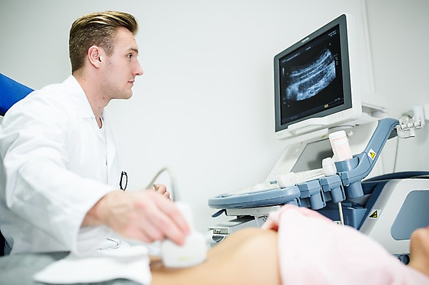 포토 JPG 서양인 외국인 여자 남자 의학 실내 병원 상반신 20대 성인 두명 옆모습 아웃포커스 눕기 진료 환자 의사 초음파 초음파검사 복부 국내포토 뷰포인트 모션 촬영기법 사람 인종 청년 내부 신체부위 의료진 검사_조사 파일형식