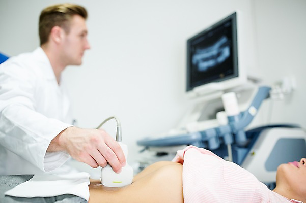 포토 JPG 서양인 외국인 여자 남자 의학 실내 병원 상반신 20대 성인 두명 옆모습 아웃포커스 눕기 진료 환자 의사 초음파 초음파검사 복부 국내포토 뷰포인트 모션 촬영기법 사람 인종 청년 내부 신체부위 의료진 검사_조사 파일형식