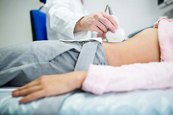 포토 JPG 서양인 외국인 여자 남자 의학 실내 병원 상반신 20대 성인 두명 옆모습 아웃포커스 눕기 진료 환자 의사 초음파 초음파검사 복부 국내포토 뷰포인트 모션 촬영기법 사람 인종 청년 내부 신체부위 의료진 검사_조사 파일형식