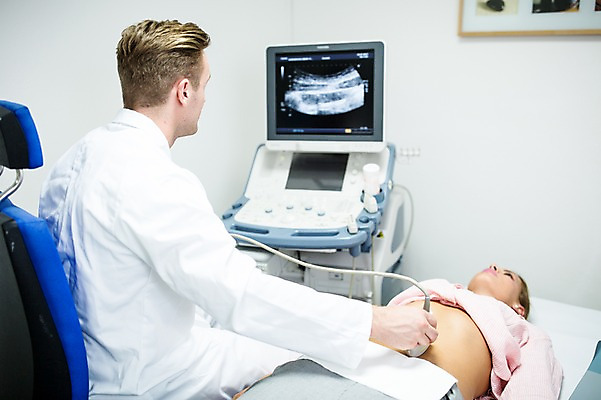 포토 JPG 서양인 외국인 여자 남자 의학 실내 병원 앉기 상반신 20대 성인 두명 뒷모습 눕기 진료 환자 의사 초음파 초음파검사 국내포토 뷰포인트 모션 사람 인종 청년 내부 의료진 검사_조사 파일형식