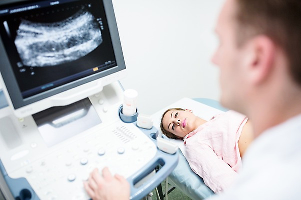 포토 JPG 서양인 외국인 여자 남자 의학 실내 병원 상반신 20대 성인 두명 옆모습 아웃포커스 눕기 진료 환자 의사 초음파 초음파검사 국내포토 뷰포인트 모션 촬영기법 사람 인종 청년 내부 의료진 검사_조사 파일형식