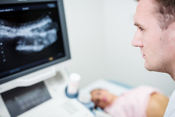 포토 외국인 뷰포인트 의학 모션 촬영기법 사람 인종 청년 내부 의료진 검사_조사 파일형식 JPG 서양인 여자 남자 실내 병원 상반신 성인 두명 옆모습 아웃포커스 눕기 진료 환자 의사 초음파 초음파검사 20대 국내포토