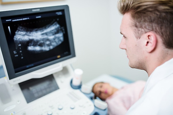 포토 JPG 서양인 외국인 여자 남자 의학 실내 병원 상반신 20대 성인 두명 옆모습 아웃포커스 눕기 진료 환자 의사 초음파 초음파검사 국내포토 뷰포인트 모션 촬영기법 사람 인종 청년 내부 의료진 검사_조사 파일형식