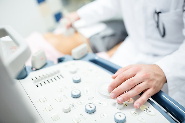 포토 JPG 서양인 외국인 손 여자 남자 의학 의료기기 실내 병원 상반신 20대 성인 두명 아웃포커스 신체부위 눕기 진료 환자 의사 초음파 초음파검사 국내포토 모션 촬영기법 사람 인종 청년 내부 의료진 검사_조사 파일형식