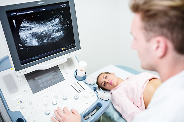 포토 JPG 서양인 외국인 여자 남자 의학 실내 병원 상반신 20대 성인 두명 옆모습 아웃포커스 눕기 진료 환자 의사 초음파 초음파검사 국내포토 뷰포인트 모션 촬영기법 사람 인종 청년 내부 의료진 검사_조사 파일형식