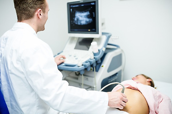 포토 JPG 서양인 외국인 여자 남자 의학 실내 병원 상반신 20대 성인 두명 옆모습 아웃포커스 눕기 진료 환자 의사 초음파 초음파검사 국내포토 뷰포인트 모션 촬영기법 사람 인종 청년 내부 의료진 검사_조사 파일형식