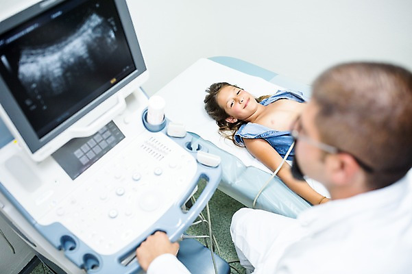 포토 JPG 서양인 외국인 여자 남자 어린이 의학 실내 병원 상반신 성인 두명 옆모습 아웃포커스 30대 눕기 진료 환자 의사 검사 초음파 초음파검사 국내포토 뷰포인트 모션 촬영기법 사람 인종 내부 장년 의료진 파일형식