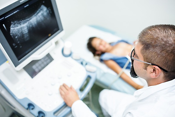 포토 외국인 뷰포인트 의학 모션 촬영기법 사람 인종 내부 장년 의료진 검사_조사 파일형식 JPG 서양인 여자 남자 어린이 실내 병원 상반신 성인 두명 옆모습 아웃포커스 눕기 진료 환자 의사 초음파 초음파검사 30대 국내포토