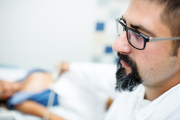 포토 JPG 서양인 외국인 여자 남자 안경 어린이 의학 실내 병원 상반신 성인 두명 옆모습 아웃포커스 30대 눕기 진료 환자 의사 검사 초음파 초음파검사 국내포토 잡화 뷰포인트 모션 촬영기법 사람 인종 내부 장년 의료진 파일형식