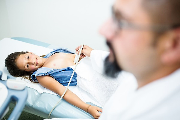 포토 JPG 서양인 외국인 여자 남자 어린이 의학 실내 병원 상반신 성인 두명 옆모습 아웃포커스 30대 눕기 진료 환자 의사 초음파 초음파검사 국내포토 뷰포인트 모션 촬영기법 사람 인종 내부 장년 의료진 검사_조사 파일형식